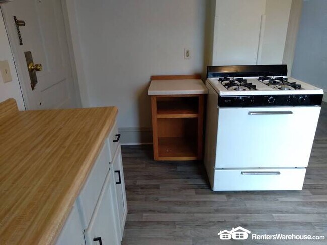 Foto del edificio - One Bedroom, One Bath Upper Level Unit in ...