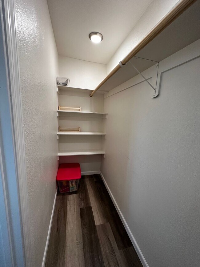 Foto del edificio - Beautiful Newly Remodeled home! AVAILABLE FURNISHED FOR $1850 OR UNFIRNISHED FOR $1650!