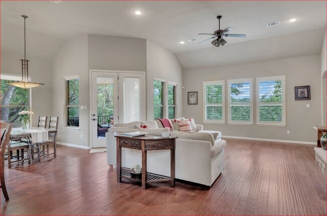 Living rom - 303 Palos Verdes Dr