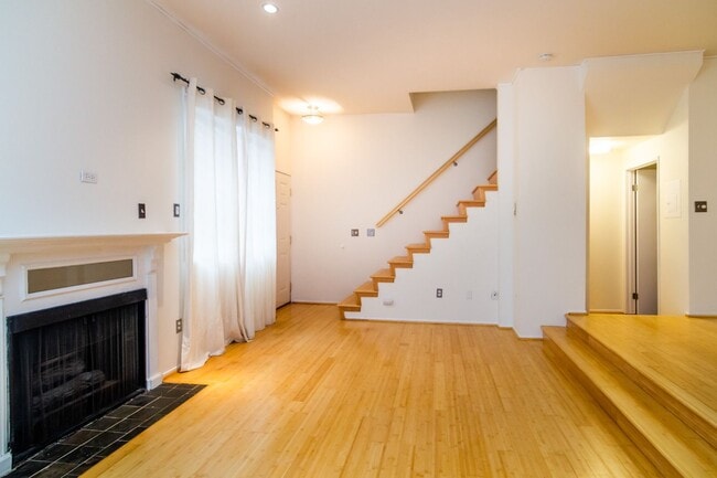 Building Photo - PRIME LOCATION FOR 2 BEDROOM/2.5 BATHROOM ...