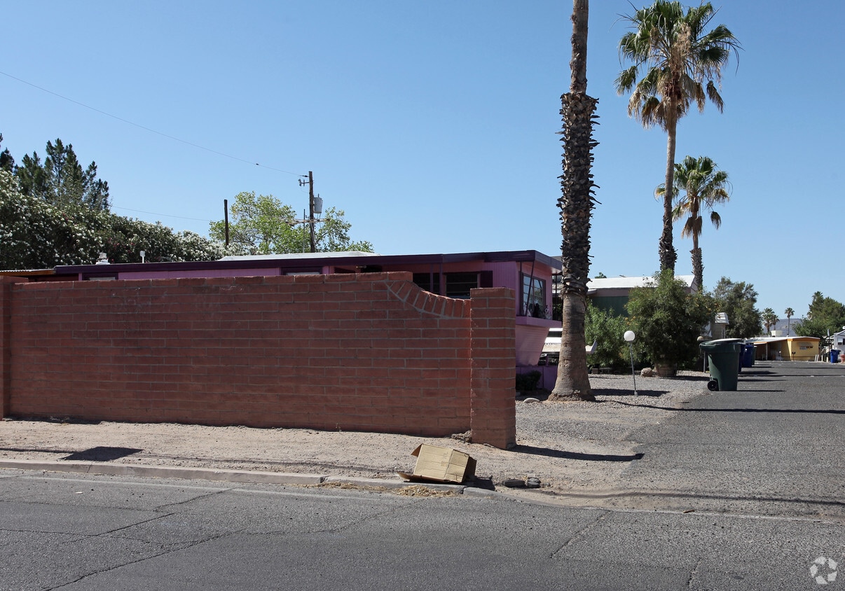 Building Photo - 3940 N Romero Rd