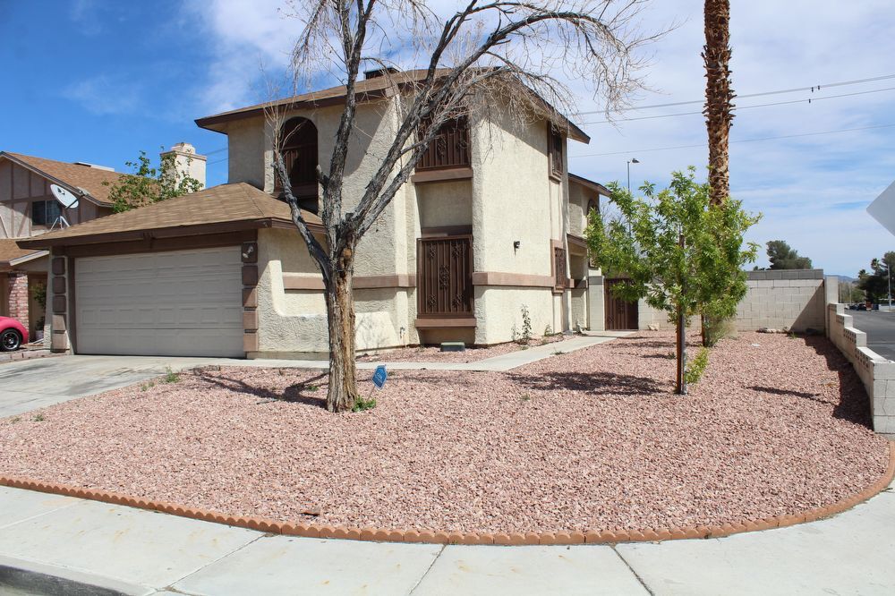 Foto principal - Great 4 bedroom Home on Corner Lot
