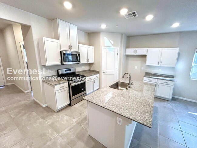 Foto del edificio - 497 Silver Smt Ave