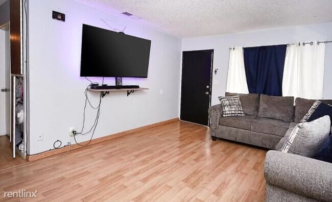 Foto del edificio - 2 br, 1.5 bath House - 7905 Comstock Ave