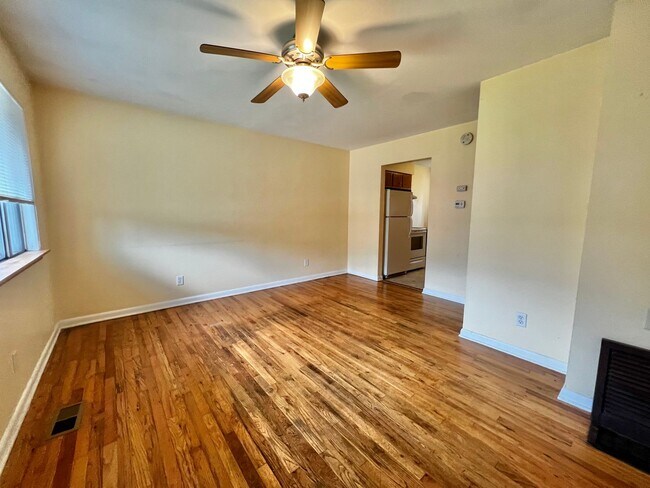 Foto del edificio - Unique Brick Side by Side Duplex