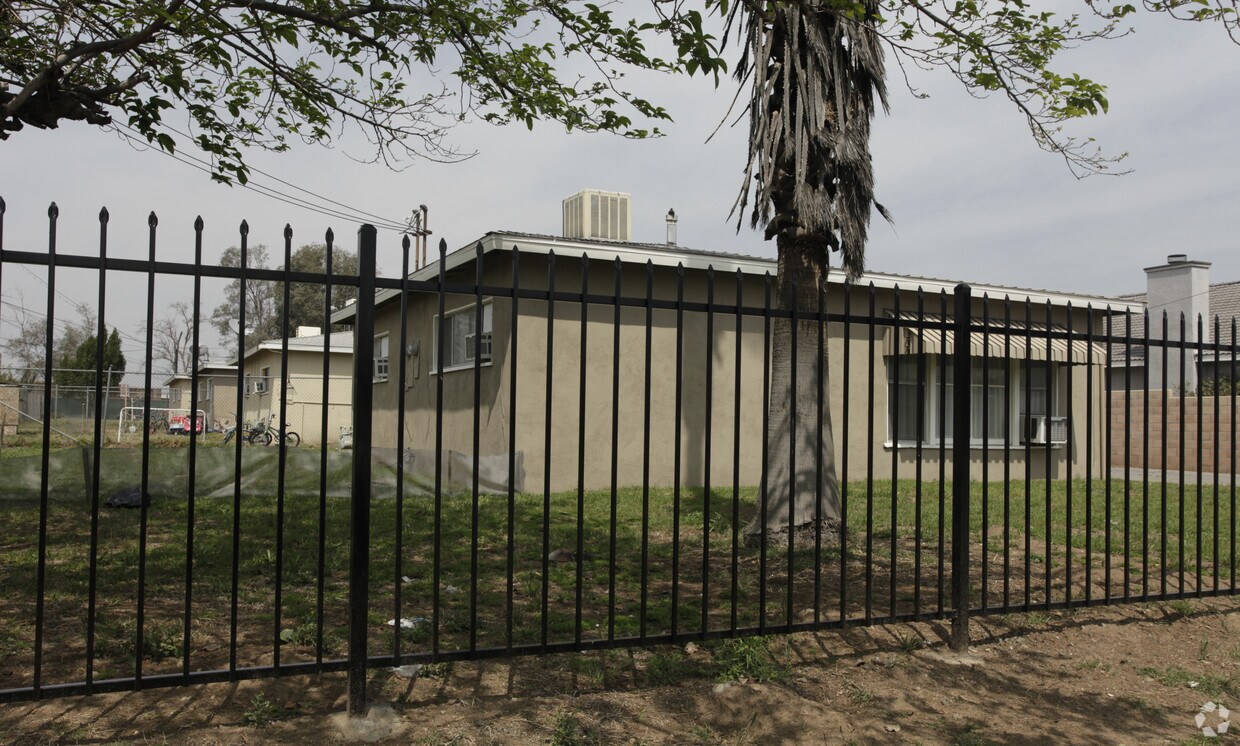 Foto del edificio - 15346-15352 1/2 Ceres Ave