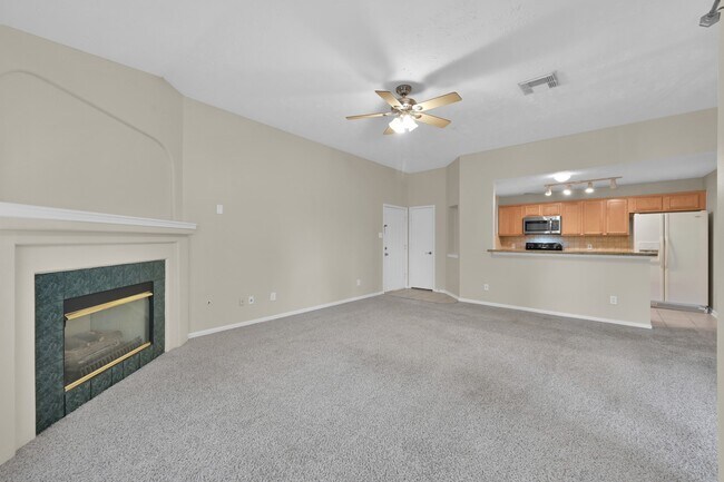 Foto del edificio - 8051 Bay Branch Dr