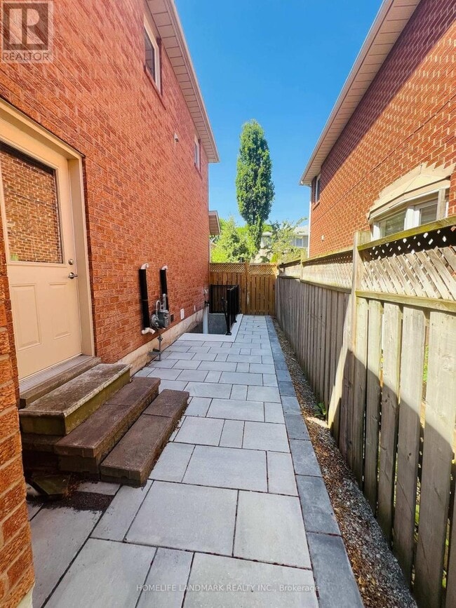 Building Photo - 2807 Guilford Crescent