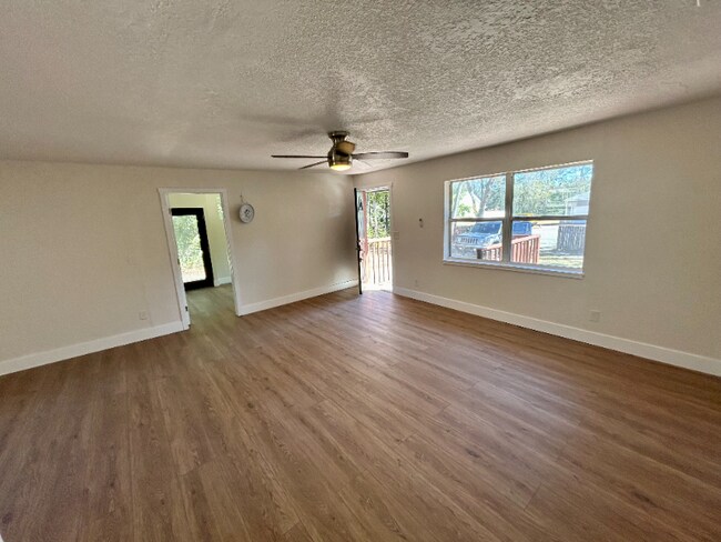 Foto del edificio - 18812 Carr Dr