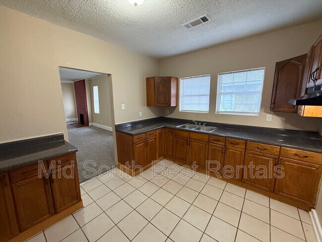 Building Photo - 870 N McNeil St