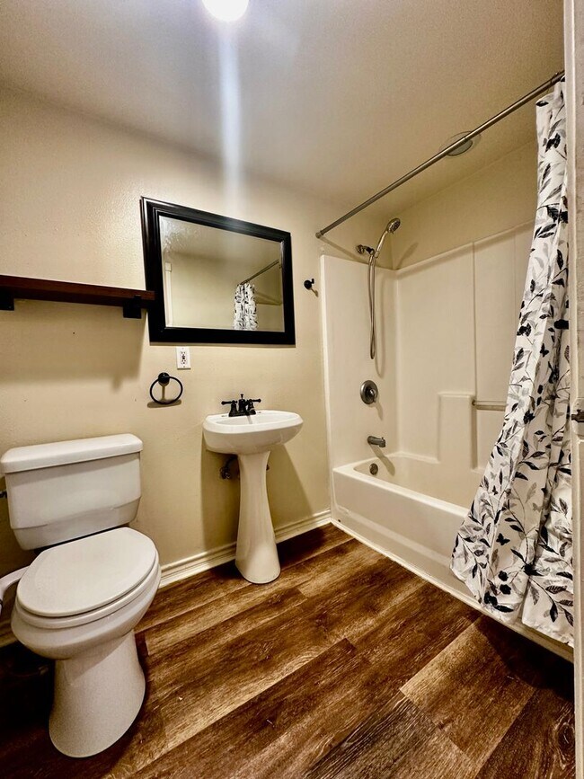 Building Photo - Cozy Guest House