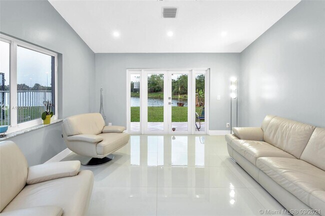Foto del edificio - 5300 King Arthur Ave