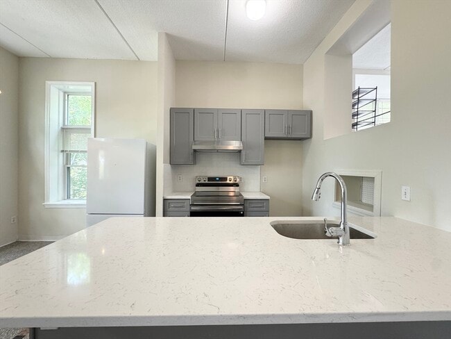 Building Photo - 48 Ellingwood St