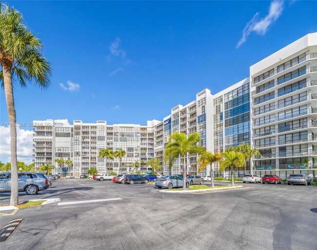 Building Photo - 800 Parkview Dr
