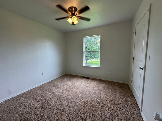 Foto del edificio - Come take a look at this updated house out...