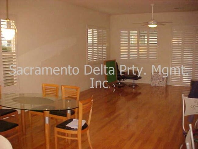 Building Photo - Beautiful Single Story Home in Highly Desi...