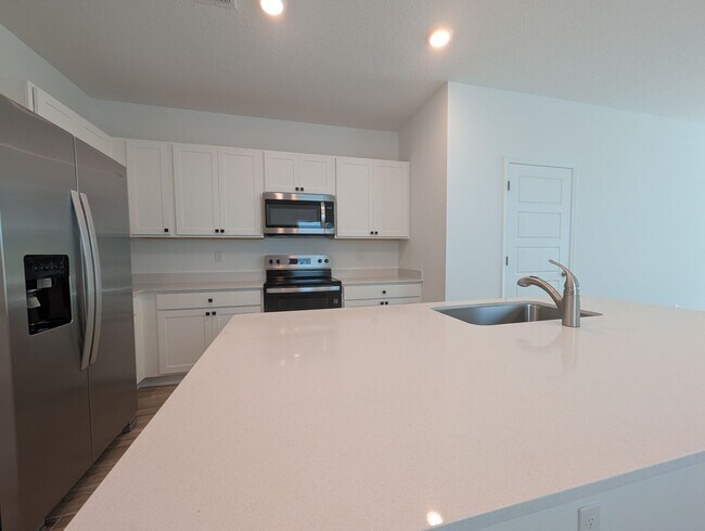 Foto del edificio - PRE-LEASING - NEW 2026 VILLA CONSTRUCTION!! 3/2.5/1 with premium finishes in the a new developmen...