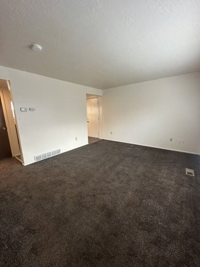 Building Photo - 700 700 W