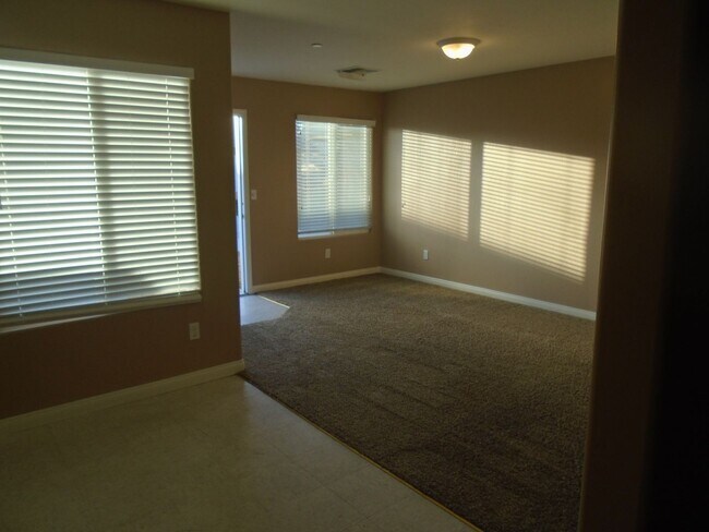 Foto del edificio - NOR - Away from the hustle and bustle but not far from Freeway 99.