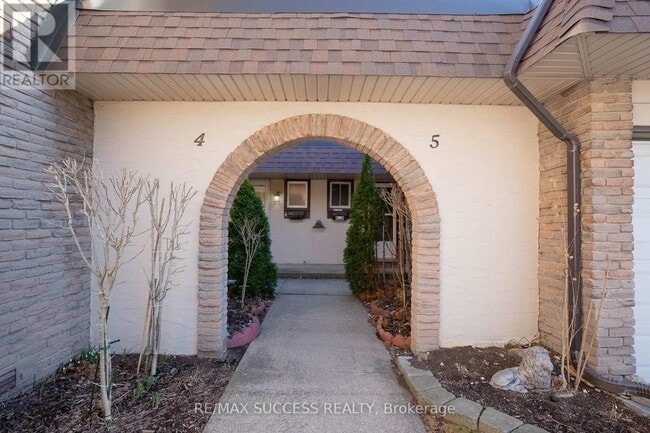 Building Photo - 4230-4230 Meadowvale Dr