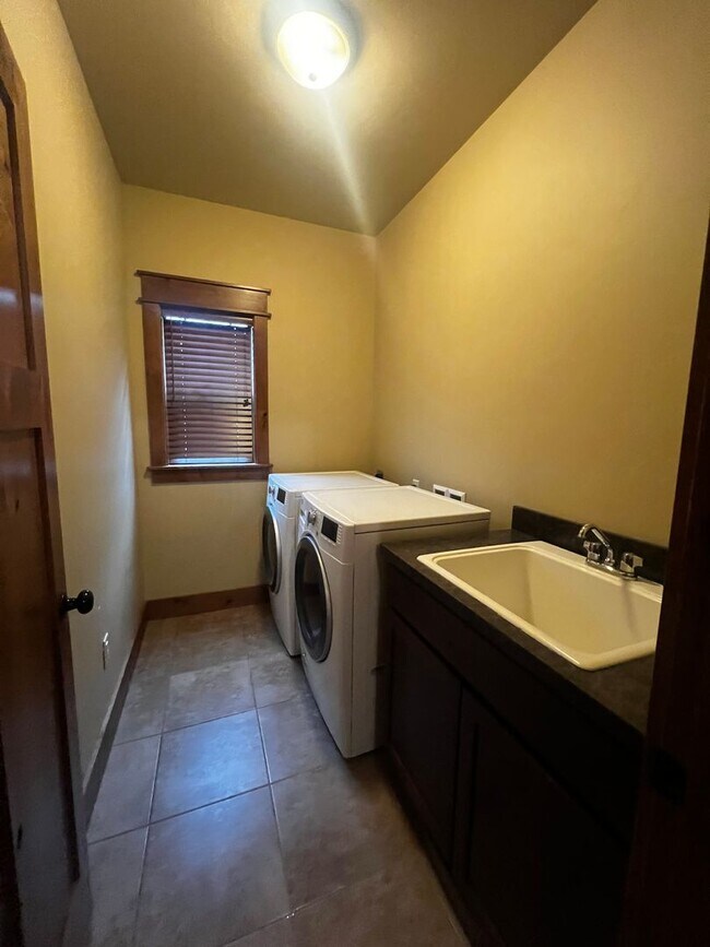 Building Photo - Available NOW! 4 Bedroom2.5 Single Family ...