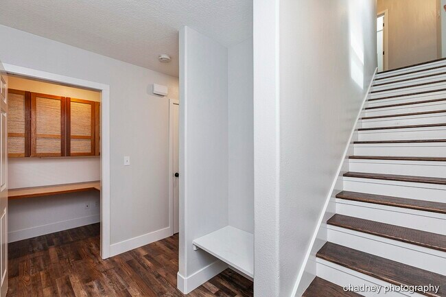 Entry - 483 SW Lakeshore Dr