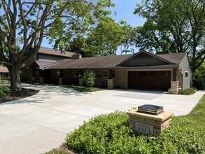 Building Photo - 701 Riverview Dr