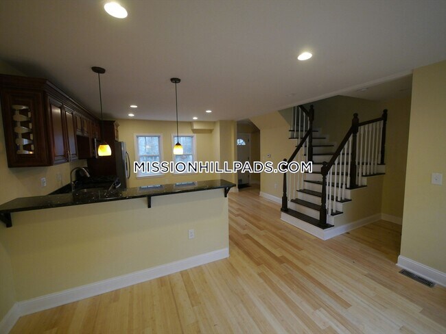 Building Photo - 5 Saint James Pl