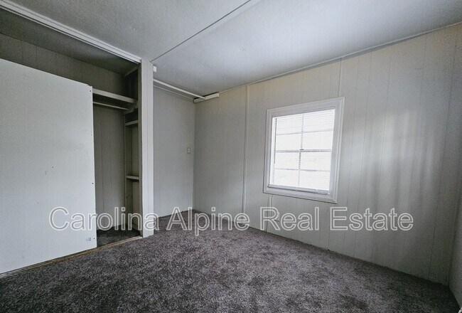 Building Photo - 256 Bluebird Ln