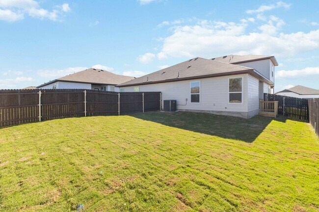 Foto del edificio - Luxury 4/2.5  Duplex in Buda TX!