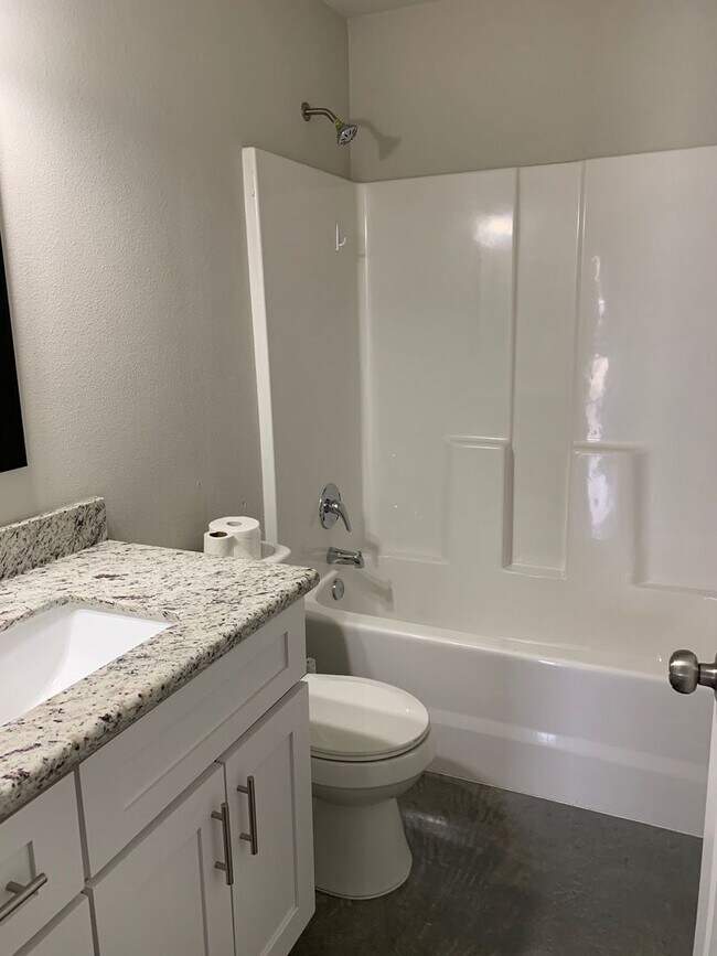 Foto del edificio - 2 bedroom 2 bathroom duplex