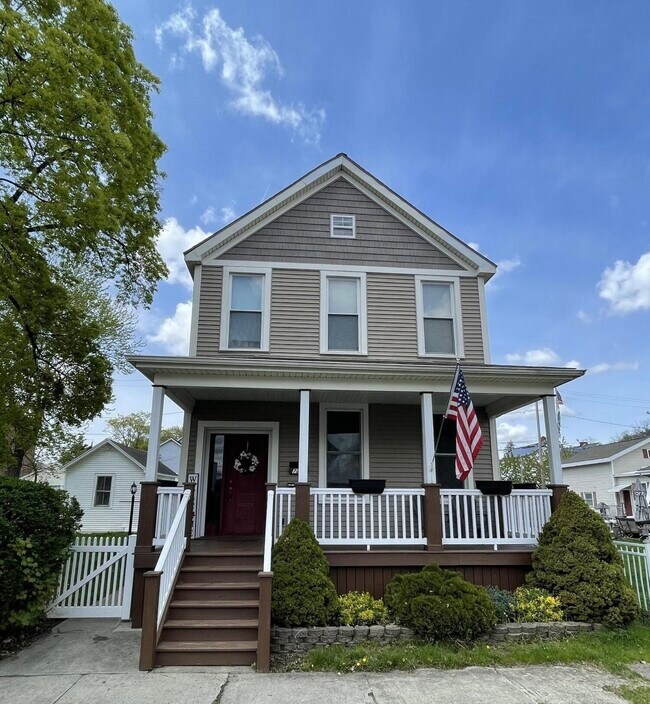 Building Photo - 721 4th Ave