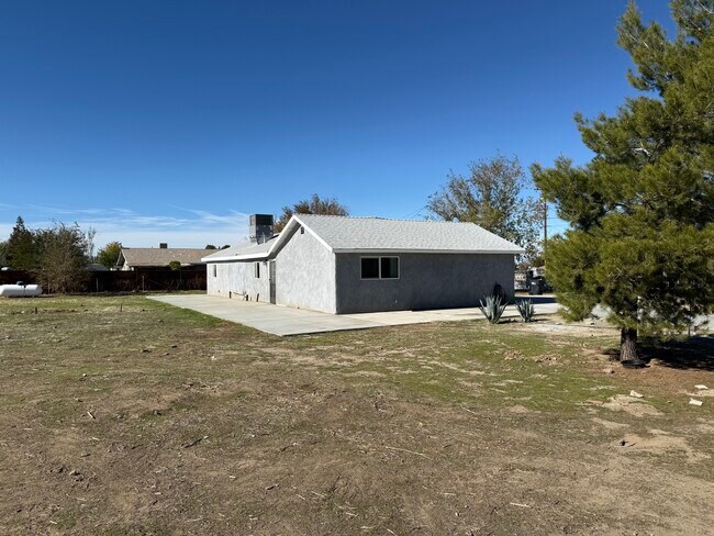 Patio trasero - 9302 E Avenue R14