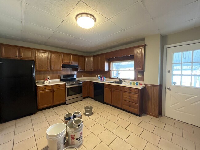 Foto del edificio - Move-in ready and well-maintained, this 4-...