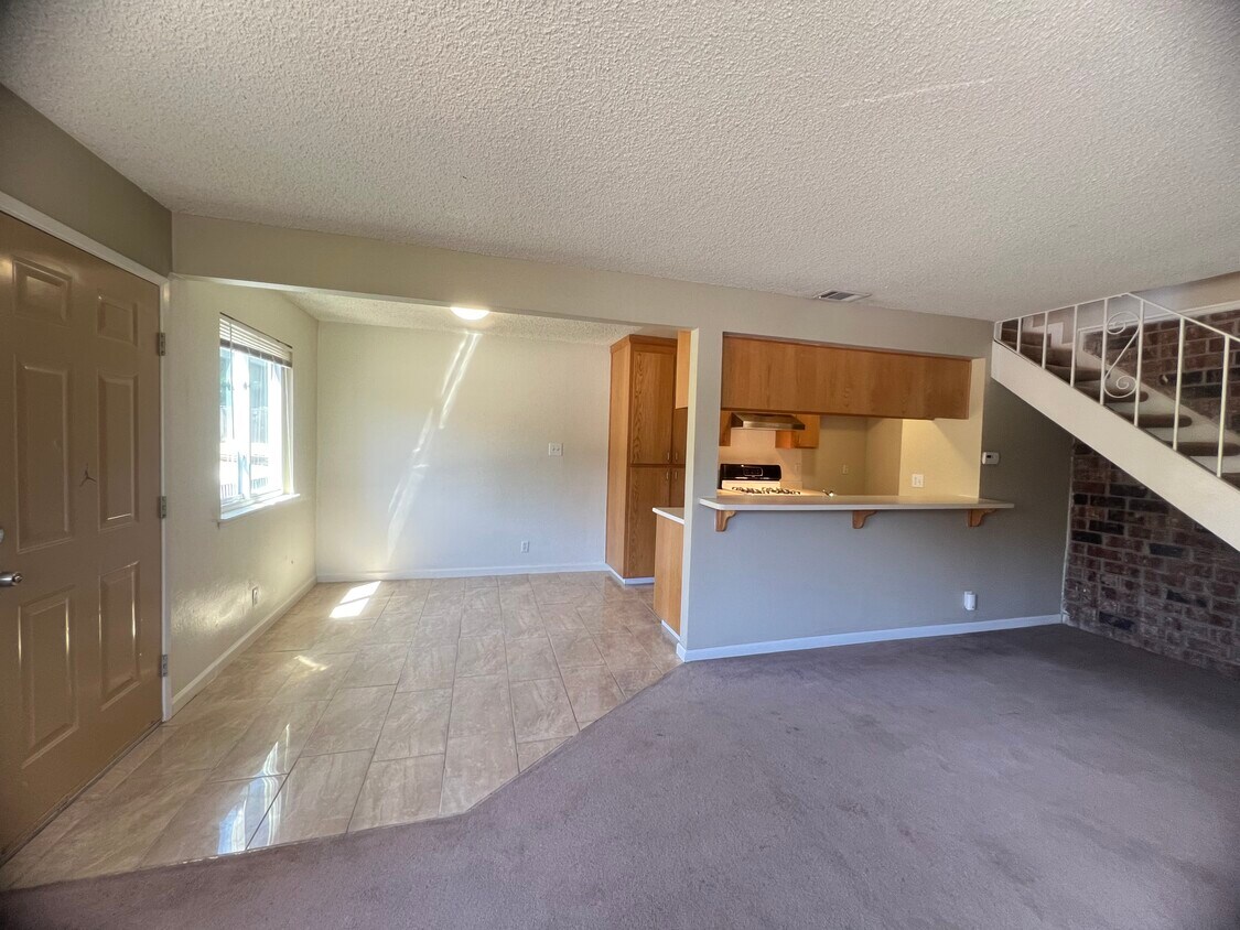 entry/living/kitchen - 1936 Northwood Dr