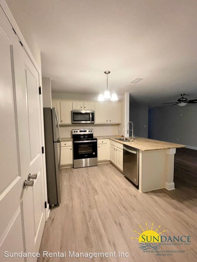 Building Photo - 2 br, 2 bath House - 690 Reeves Drive Unit B
