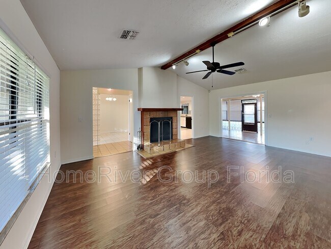 Building Photo - 8163 Village Green Rd