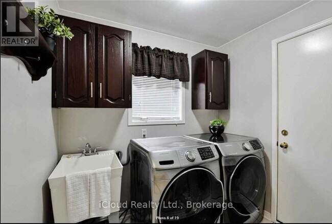 Building Photo - 33 Fenflower Ct