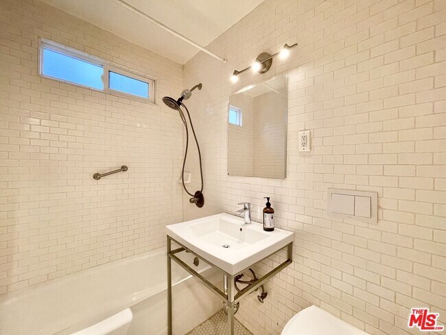 Foto del edificio - 6853 1/2 W Alta Loma Terrace