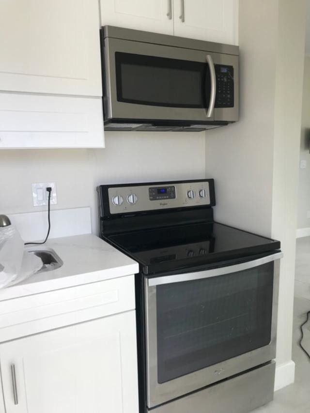 Kitchenette with electric stove and microwave - 28 Aprilla