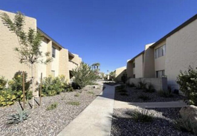 Foto del edificio - 8055 E Thomas Rd