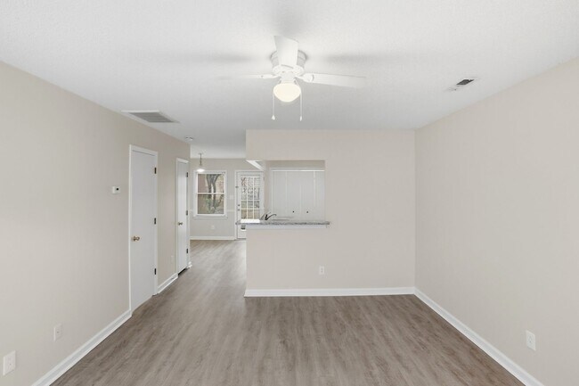 Foto del edificio - Oakhurst Living at Its Finest (Fresh Paint - New Carpet)