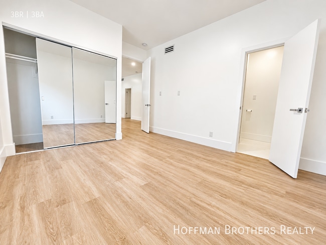 Building Photo - 329 S Doheny Dr