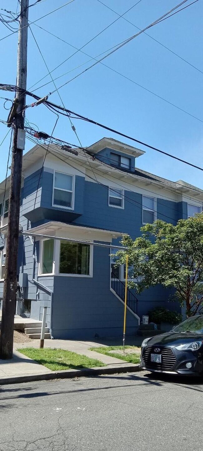 Foto del edificio - Spacious studio with hardwoods, lots of closet space and all dog friendly!