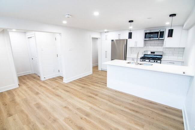 Building Photo - 142 Young St