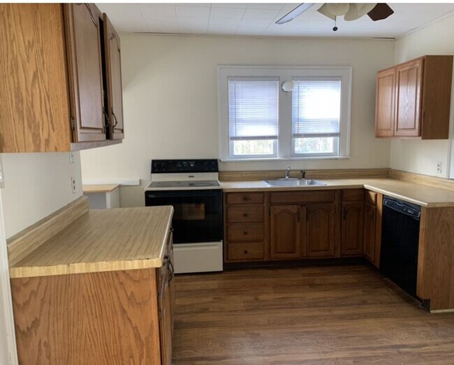 Building Photo - Available Immediately Single Family Home 1800
