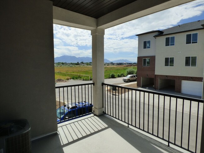 Foto del edificio - Like New 3 Bd 2 Ba Condo With Garage