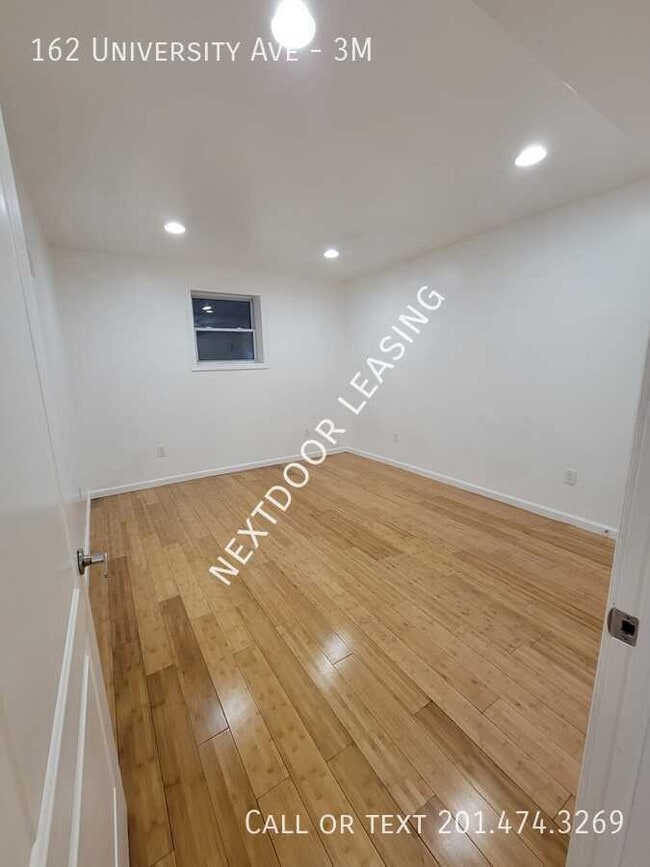 Building Photo - 162 University Ave