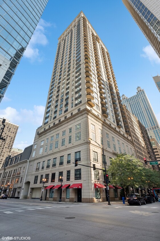 Primary Photo - 10 E Delaware Pl