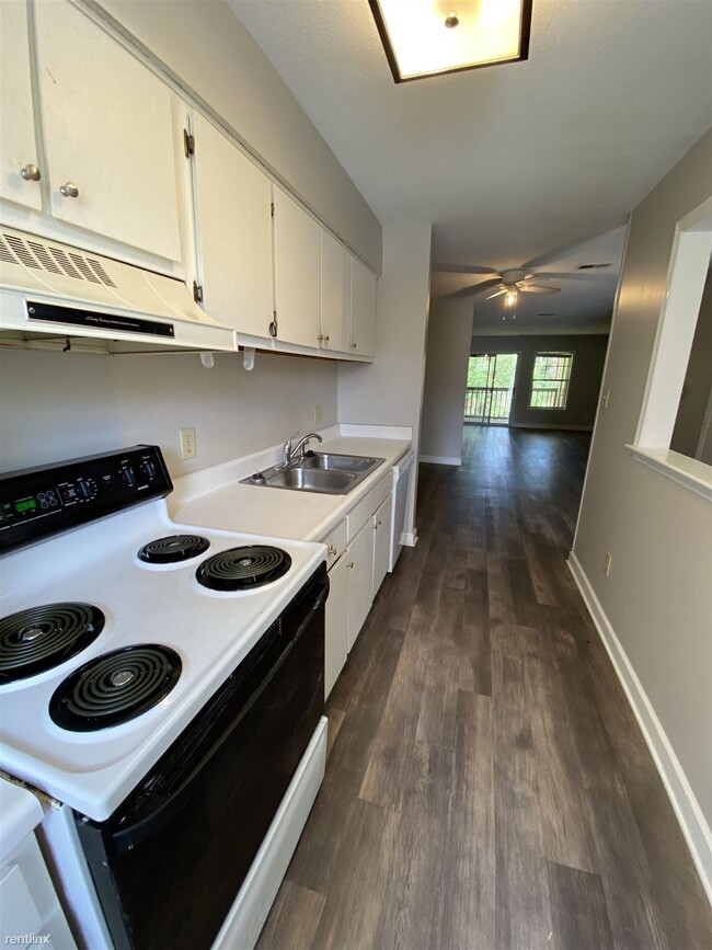 Building Photo - 2 br, 2.5 bath Townhome - Avery Close